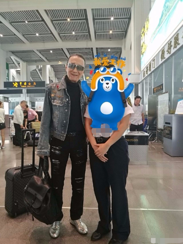 谢贤与女友一同旅游 身体健壮一点不像80岁老人