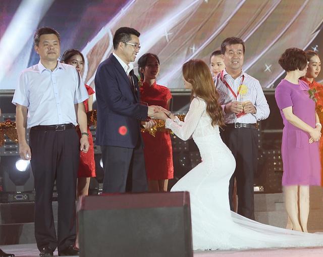 性感女神林志玲半蹲给嘉宾颁奖 姿势有点辣眼（组图） - 1