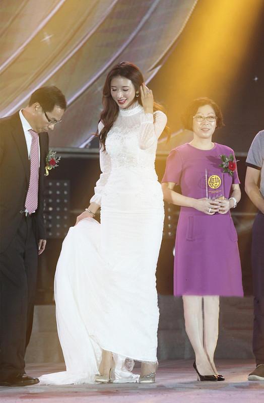 性感女神林志玲半蹲给嘉宾颁奖 姿势有点辣眼（组图） - 2