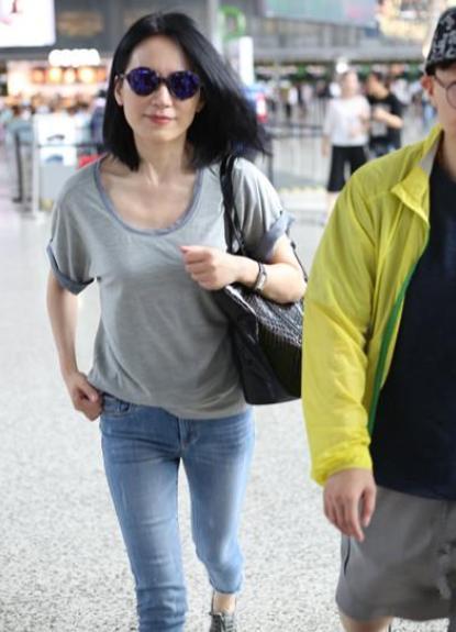 许晴俞飞鸿同现机场，网友：真嫩与装嫩差距一目了然