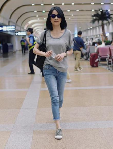 许晴俞飞鸿同现机场，网友：真嫩与装嫩差距一目了然