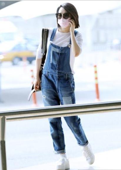 许晴俞飞鸿同现机场，网友：真嫩与装嫩差距一目了然