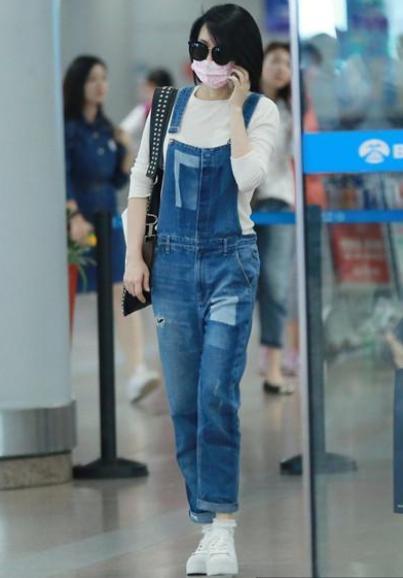许晴俞飞鸿同现机场，网友：真嫩与装嫩差距一目了然