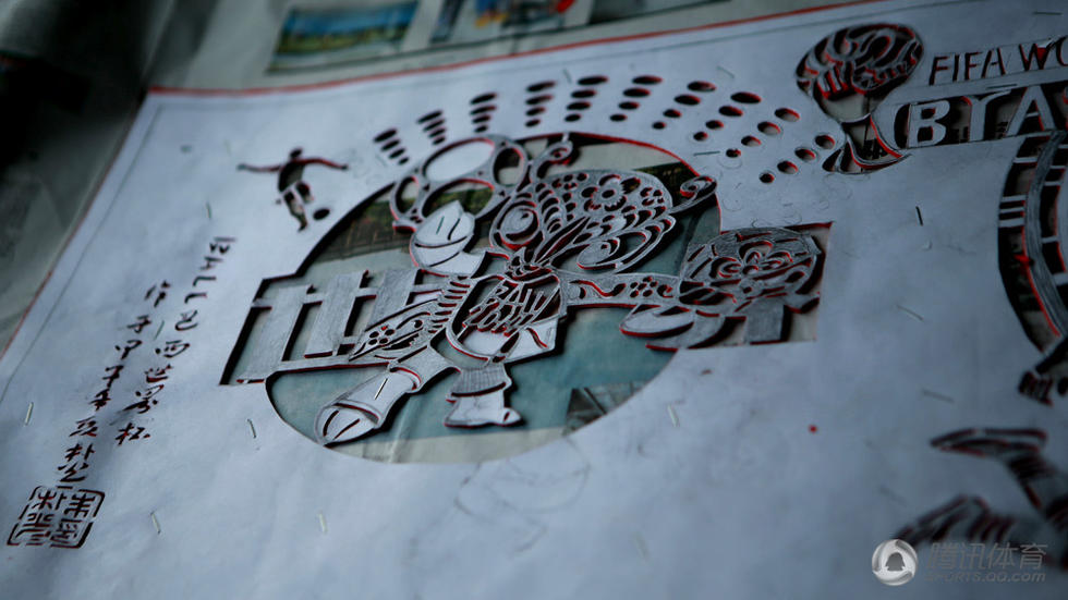 高手在民间:剪纸艺术家绝技助兴世界杯