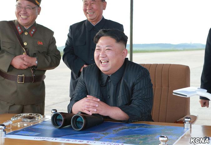 金正恩亲自上阵指导导弹发射：确保炸得特朗普不敢再乱说话！(组图) - 1
