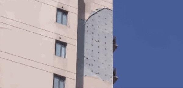 上海一小区大楼外墙水泥块频频坠落