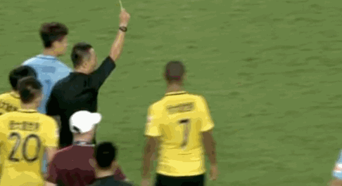 在中超中,由于是裁判水平原因,或是球员不能良好的控制情绪,球员与