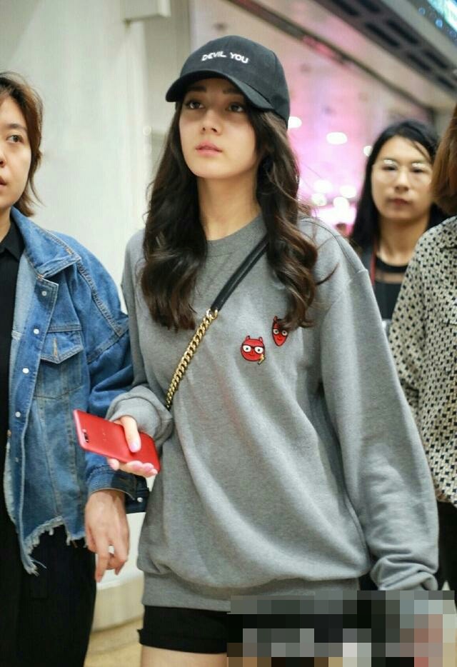女神迪丽热巴素颜亮相，终于明白杨幂当初为何会看中她了