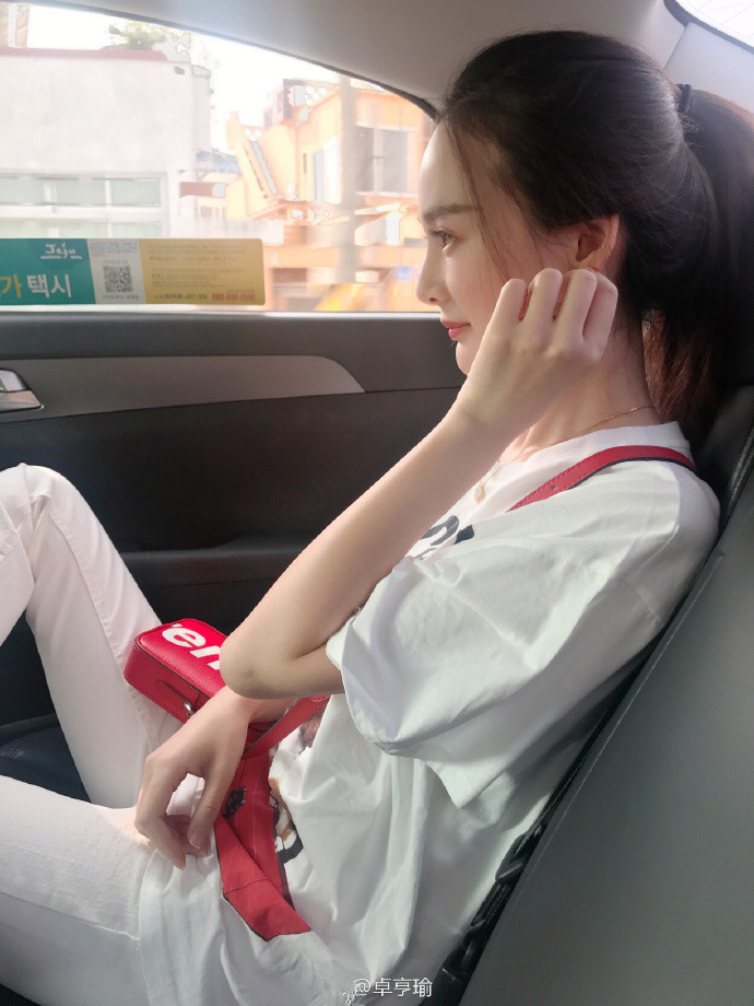 杨幂替身晒近照 脸到身材完全复制本尊（组图） - 1