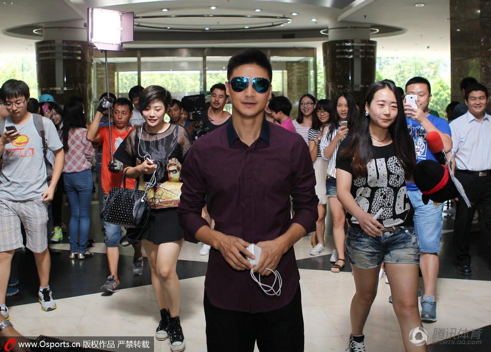 田亮录制腾讯世界杯节目 炫耀女儿照片