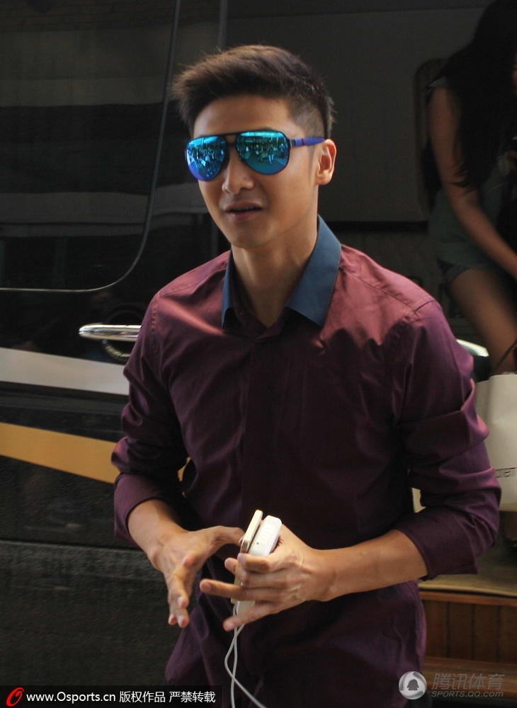 田亮录制腾讯世界杯节目 炫耀女儿照片