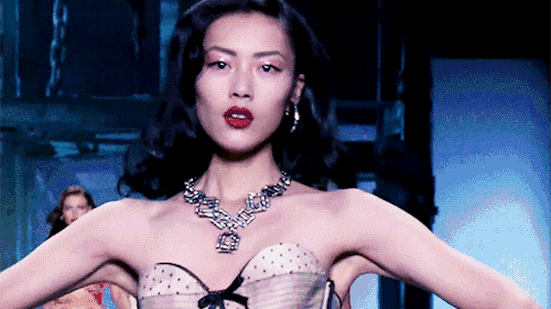 咱们早就是顶级超模的大表姐刘雯一举获得model of the year(年度模特