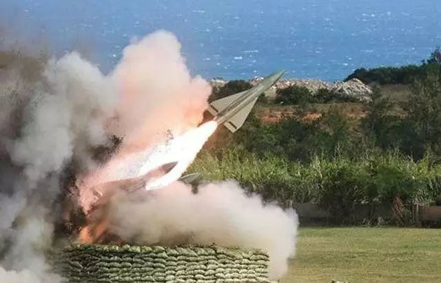 臺(tái)軍連續(xù)3枚導(dǎo)彈發(fā)射即落海 軍方高層"反以為榮"