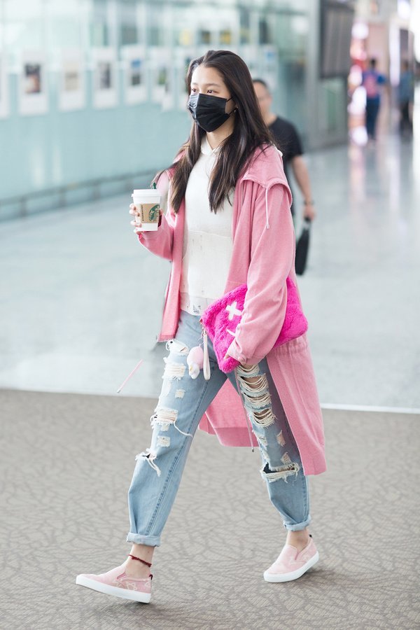 迪丽热巴蓝白配清爽可爱,杨幂波浪毛衣尽显