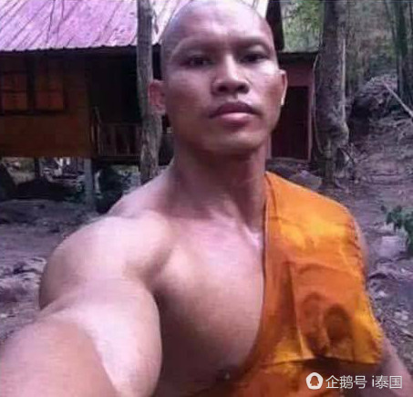 泰国肌肉男僧侣晒照蹿红网络 被质疑举重来修行？（组图） - 2