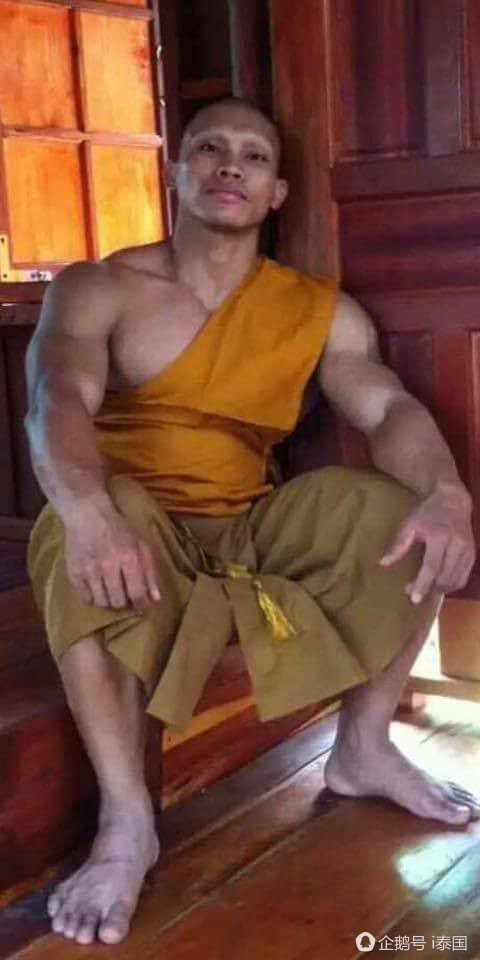 泰国肌肉男僧侣晒照蹿红网络 被质疑举重来修行？（组图） - 4