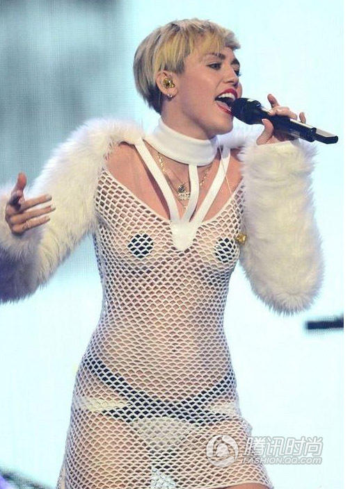 <em>美国无胸罩日</em> 女星不惧凸点_腾讯