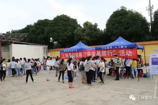 昨天在上林县中学,警草警花和同学们玩"嗨"了