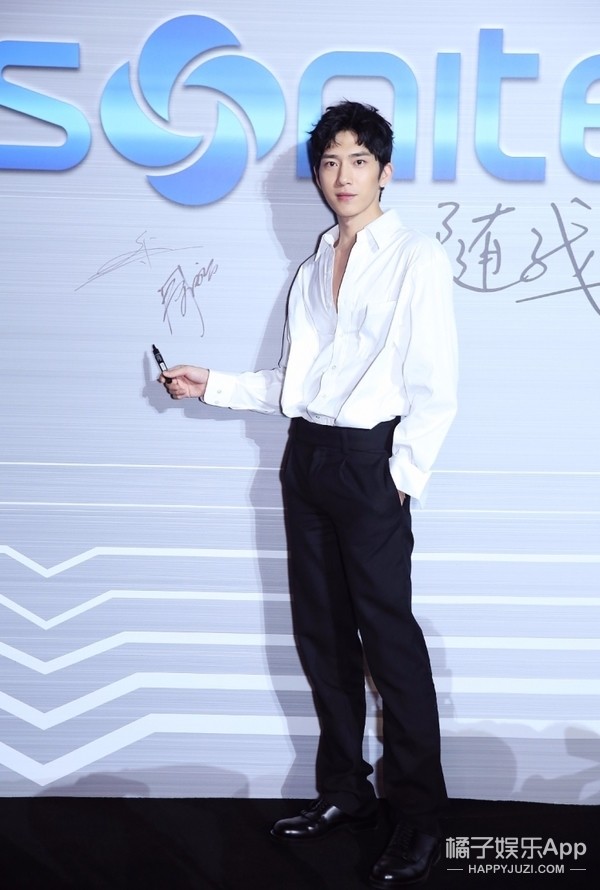 周冬雨井柏然同框撞衬衫,还说要拖着箱子去旅