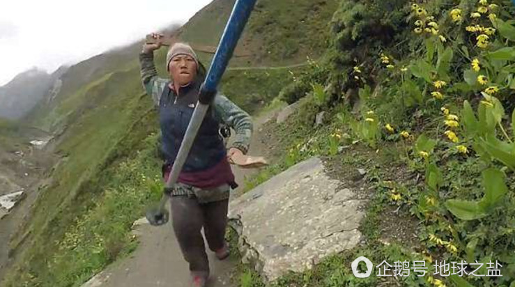 就因为吐槽红茶很贵 这位英国游客被老板娘持双刀追打（组图） - 4