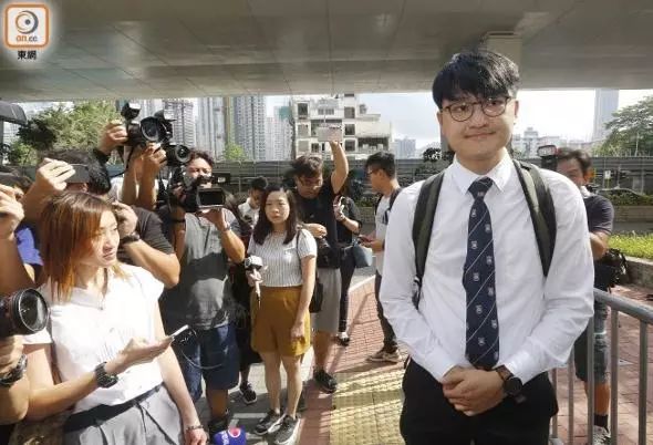 围堵校委会主席的港大前学生会会长悔过：妈妈，原谅我(组图) - 1