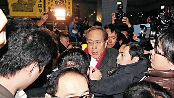 围堵校委会主席的港大前学生会会长悔过：妈妈，原谅我(组图) - 5