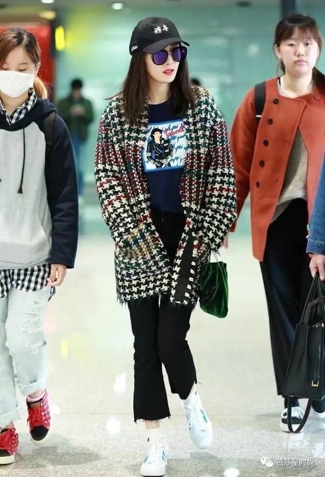 冉莹颖穿撞色牛仔裤被网友吐槽掉坑里,Olivia和