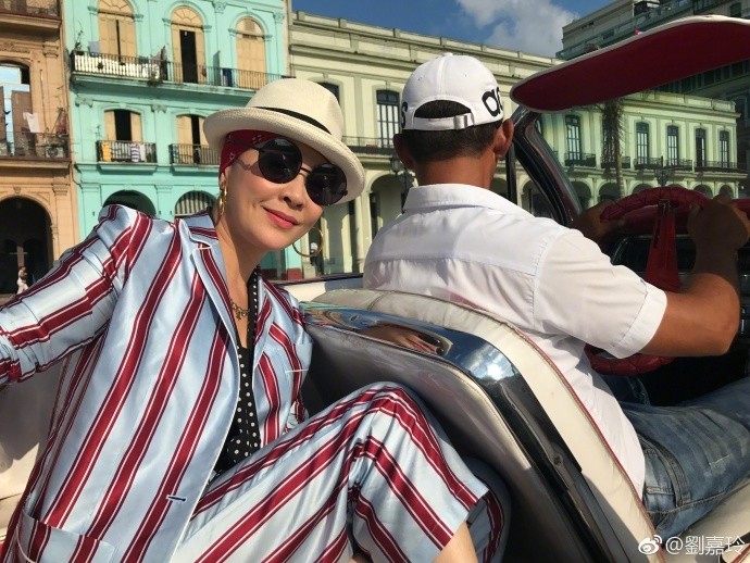 52岁刘嘉玲开粉色老爷车霸气外露 自拍鼻孔外翻