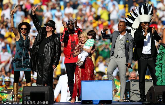 夏奇拉镂空装献唱 美胸变平