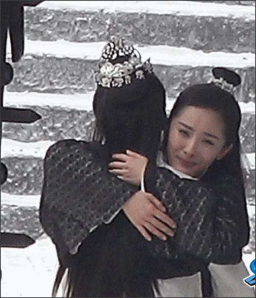 杨幂拍新剧 发际线终于好看了许多