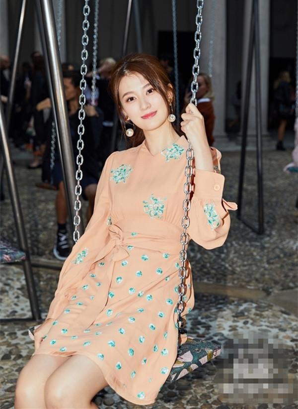 乔欣终于好好穿衣了,一袭粉裙美炸了,结果撞上