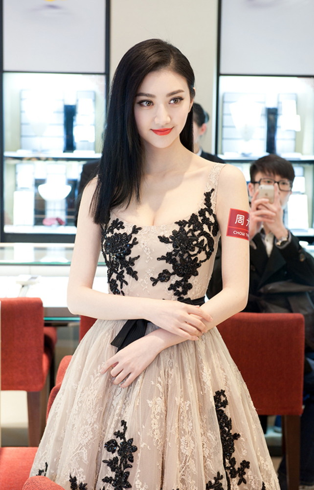 景甜放开了有多"大胆"?低胸裙子身上穿,越来越有女人味
