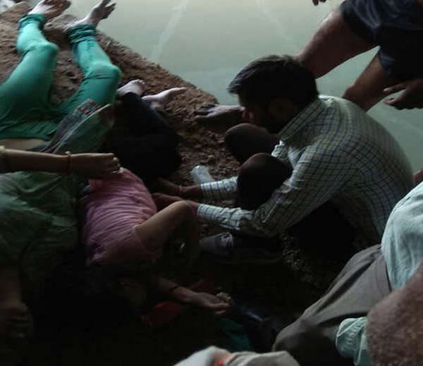 印度女老师频遭家暴 绑着6岁女儿投河自杀（组图） - 5
