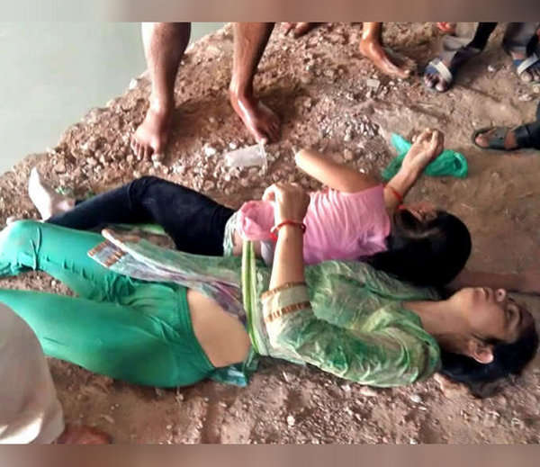 印度女老师频遭家暴 绑着6岁女儿投河自杀（组图） - 6