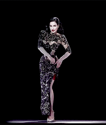 关注时装圈儿的美少女们应该记得 2012年lfw秀场上的掉伞事件 从此她