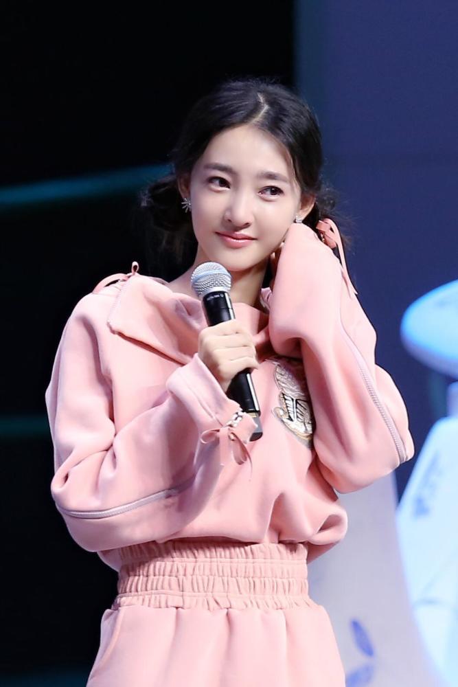 王丽坤胆真大!连体裤下面直接穿渔网袜,网友:林