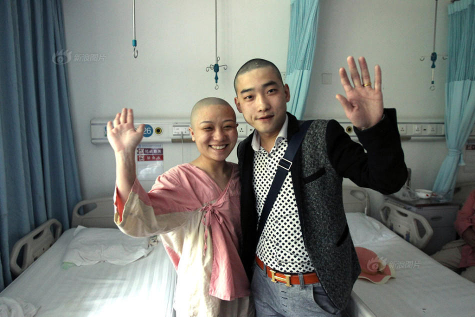 老公陪患癌老婆一起剃光头,有时候爱就是这么简答