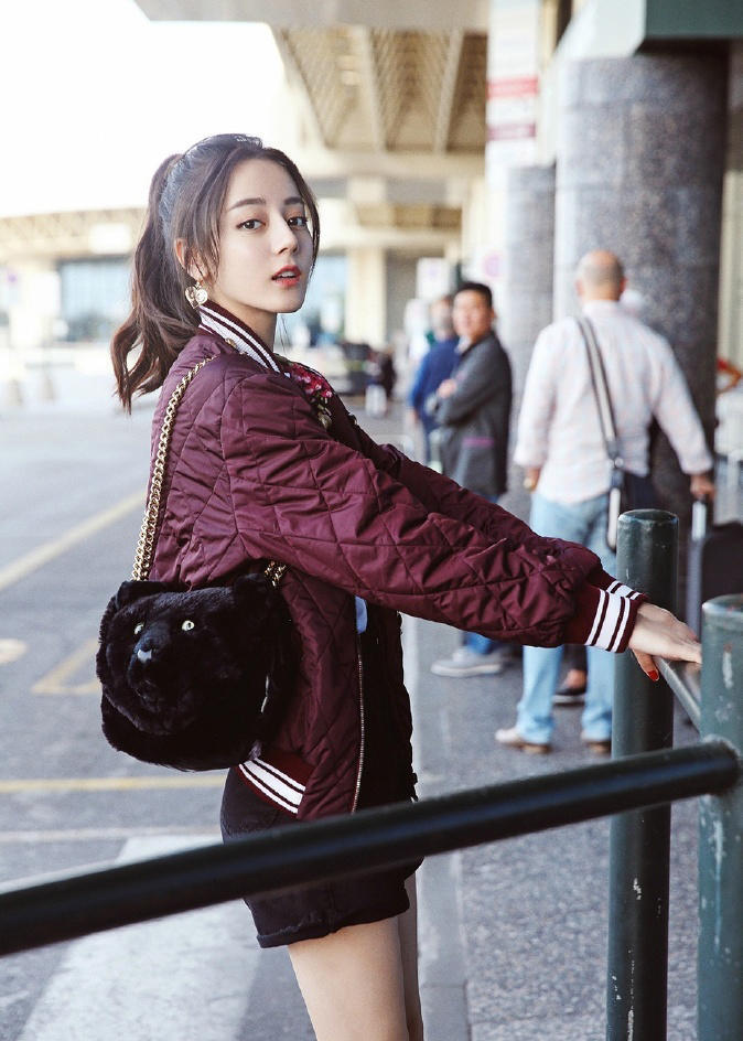 迪丽热巴扎马尾机场卖萌 着棒球夹克穿皮靴秀