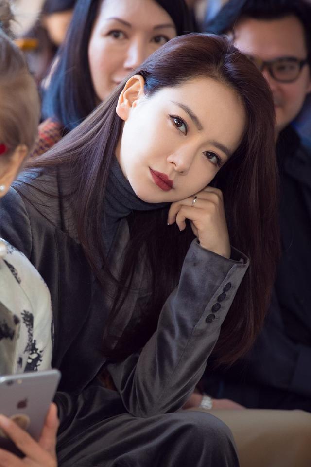 戚薇用丝绒妆配丝绒装,气质与气场并存!