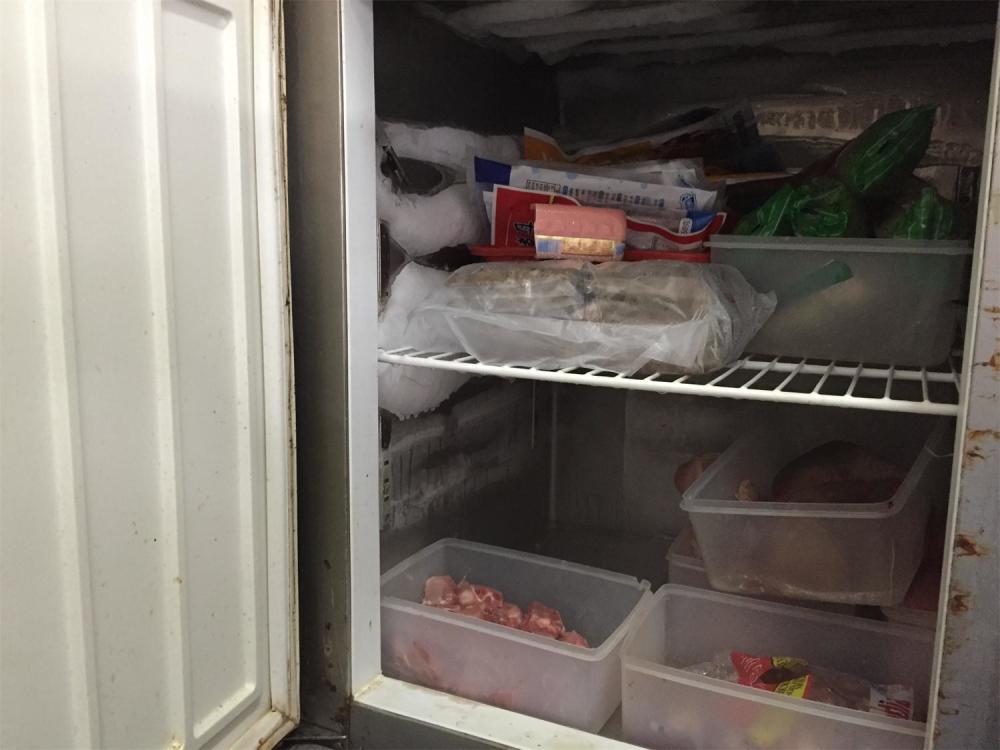 光明这2家餐馆因脏乱被罚,大厨光膀子炒菜,材