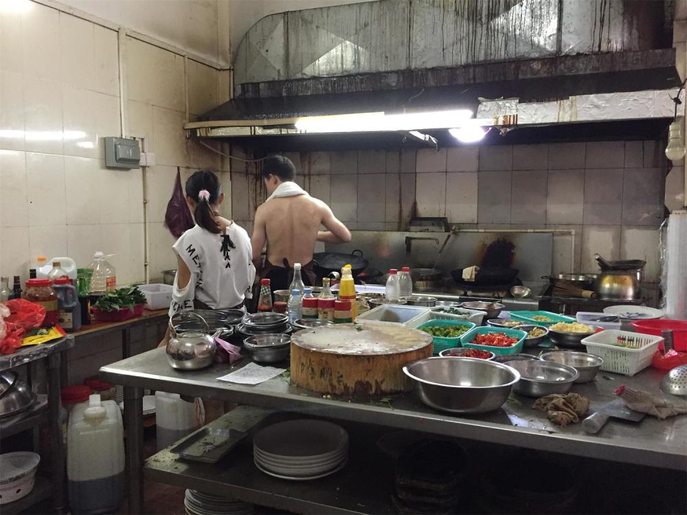 光明这2家餐馆因脏乱被罚,大厨光膀子炒菜,材