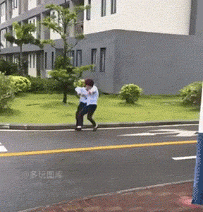 爆笑gif趣图:怎么大风越吹,我心越荡昂~ 爆笑gif趣图:对于这样的同桌