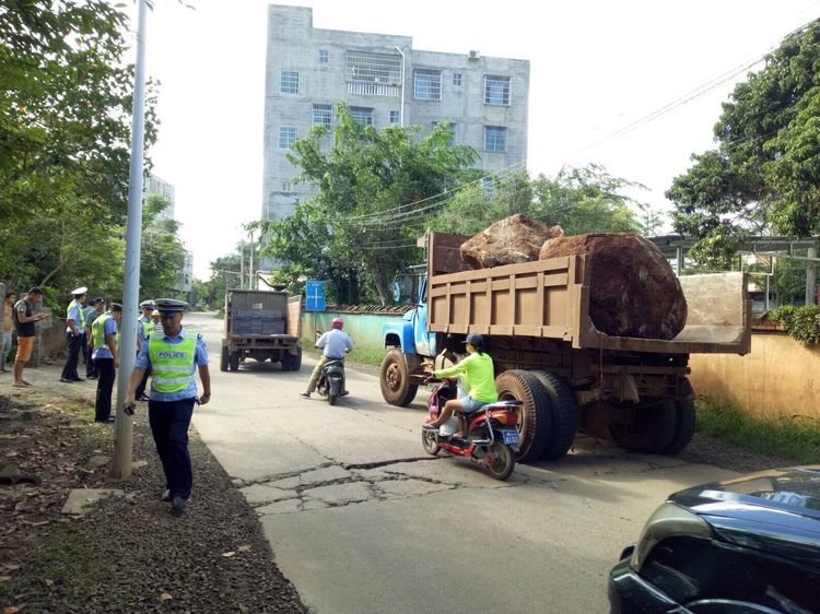 大货车深圳被查,司机砸了玻璃拔掉油管