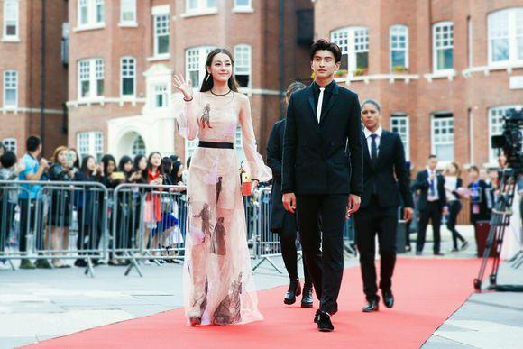 迪丽热巴到底有多美?现身国外看老外的眼神就