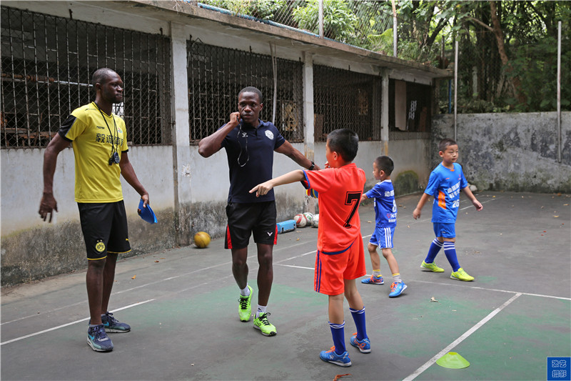 非洲小伙在中国教小朋友踢足球 月入万元（组图） - 1