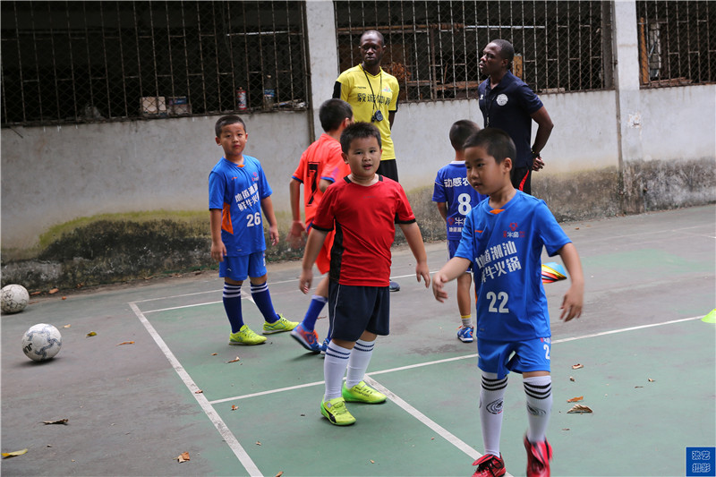非洲小伙在中国教小朋友踢足球 月入万元（组图） - 5