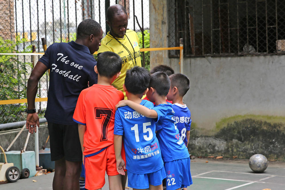 非洲小伙在中国教小朋友踢足球 月入万元（组图） - 7