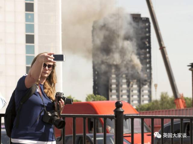 晕！中国旅游团将伦敦大火楼当景点，激怒英国人，遣返导游，自拍不能无底线 - 12