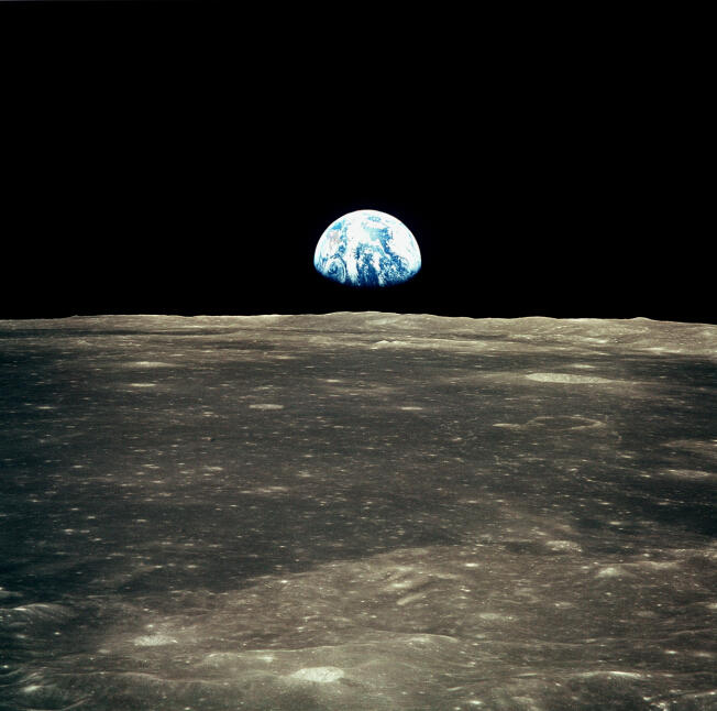 在阿波罗11号上拍摄的景观,地球正从月球的地平线上升起.