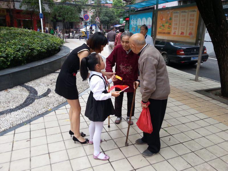 小朋友化身小小志愿者 走进社区传递正能量